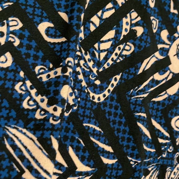 Valentines 💌 shirt Lighting makes it look cream bit it is blue and pink!! - Picture 4 of 9